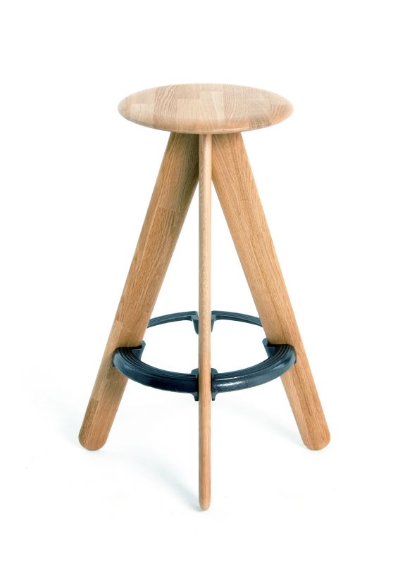 Slab Barhocker von Tom Dixon aus Eichenholz mit Fußstütze aus Gusseisen, Frontansicht.